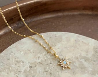 Colar Estrela de Opala, Colar com Pingente de Opala Branca, Colar Delicado com Pingente de Estrela de Opala, Colar Celestial, Opala Sintética, Presente Minimalista