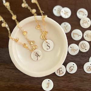 Perlmutt Initial Halskette • Gold Buchstabe Anhänger • 15 mm Anhänger • 16K Vergoldete Muschelkette • Muschel baumeln Halskette • Personalisiert