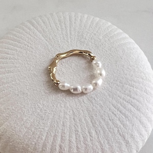 Gehämmerter Goldring Perlenring Zierliche Süßwasserperle Ring Gold Schmuck Zarte Goldring Elastischer Ring Verstellbar für Frauen Geschenk