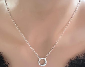 Collar con mosquetón de plata, collar con mosquetón redondo, collar con mosquetón ovalado, collar con dije, collar con dije de mosquetón, cierre de mosquetón