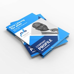 Può includere: Una pila di brochure blu e bianche. La brochure in alto presenta una foto di un uomo e le parole "COMPANY PROFILE Agency Brochure". La brochure contiene anche il testo "Eine Lösung für alles Sicherheitsmanagement all-in one".