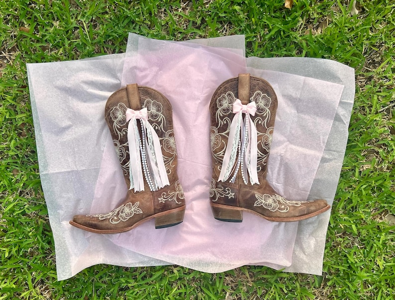 Lazos para botas rosa claro, accesorio de vaquera del oeste, lazos para juegos universitarios, lazos para botas de concierto imagen 1