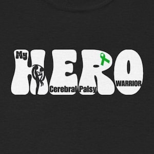 Peut inclure: Un t-shirt noir avec le texte blanc My HERO WARRIOR et les mots Cerebral Palsy imprimés en noir au centre. Un petit ruban de sensibilisation vert est positionné à l'intérieur de la lettre R du mot HERO sur le motif graphique avant.