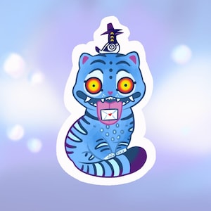 Puede incluir: Una pegatina caprichosa con un gato azul de ojos naranjas, un sombrero de bruja morado y un pájaro posado en su cabeza. El gato tiene la lengua fuera, sosteniendo un sobre con un corazón. El diseño es de estilo caricaturesco.