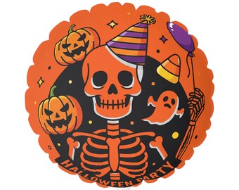 Puede incluir: Un globo redondo naranja para una fiesta de Halloween con un esqueleto de dibujos animados que lleva un gorro de fiesta y sostiene un globo morado. También aparecen dos calabazas y un fantasma. Las palabras "HALLOWEEN PARTY" están impresas.