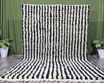 Alfombra marroquí de lana con diseño personalizado, alfombra Beni Ourain marroquí hecha a mano: elegante diseño a rayas en verde y crema.