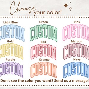 Puede incluir: Una carta de colores con la palabra CUSTOM en nueve colores diferentes: azul claro, verde, rosa, dorado, rojo, granate, morado, naranja y azul marino. Cada palabra tiene un patr&oacute;n de rayas y forma arqueada. El texto incluye Choose your color! y Don't see the color you want? Send us a message!