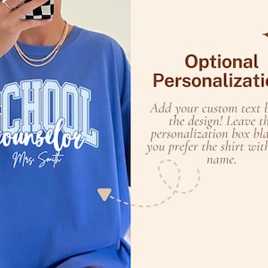 Puede incluir: Una camiseta azul con el texto SCHOOL counselor en letras may&uacute;sculas blancas con rayas azules, y el nombre Mrs. Smith en letra cursiva blanca debajo. El gr&aacute;fico incluye el texto Optional Personalization! e instrucciones.