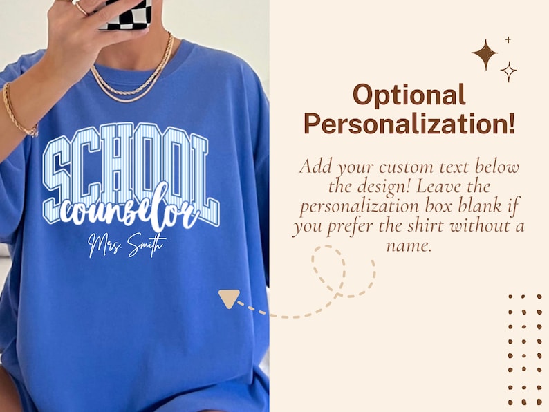 Puede incluir: Una camiseta azul con el texto SCHOOL counselor en letras may&uacute;sculas blancas con rayas azules, y el nombre Mrs. Smith en letra cursiva blanca debajo. El gr&aacute;fico incluye el texto Optional Personalization! e instrucciones.