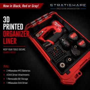 Peut inclure: Un insert de rangement imprimé en 3D noir dans une mallette à outils rouge. Le texte indique : 3D PRINTED ORGANIZER LINER, STRATISHAPE PRECISION ORGANIZATION, NOW IN BLACK, RED OR GRAY!, KEEP YOUR TOOLS SECURE. ALWAYS READY. Fits: 2 Milwaukee M12 Batteries, 4 Drill Driver Attachments, 1 Removable Bit Storage, 1 Milwaukee Drill Driver.