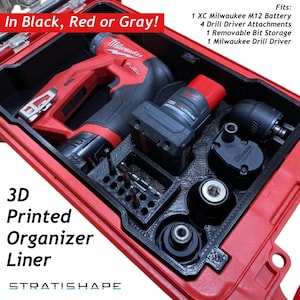 Op de afbeelding: Een rode 3D-geprinte organizer liner voor een Milwaukee gereedschapskoffer. De liner bevat een rood-zwarte boor, batterij, hulpstukken en bitopslag. Tekst op de afbeelding luidt "In Black, Red or Gray!" en "3D Printed Organizer Liner."