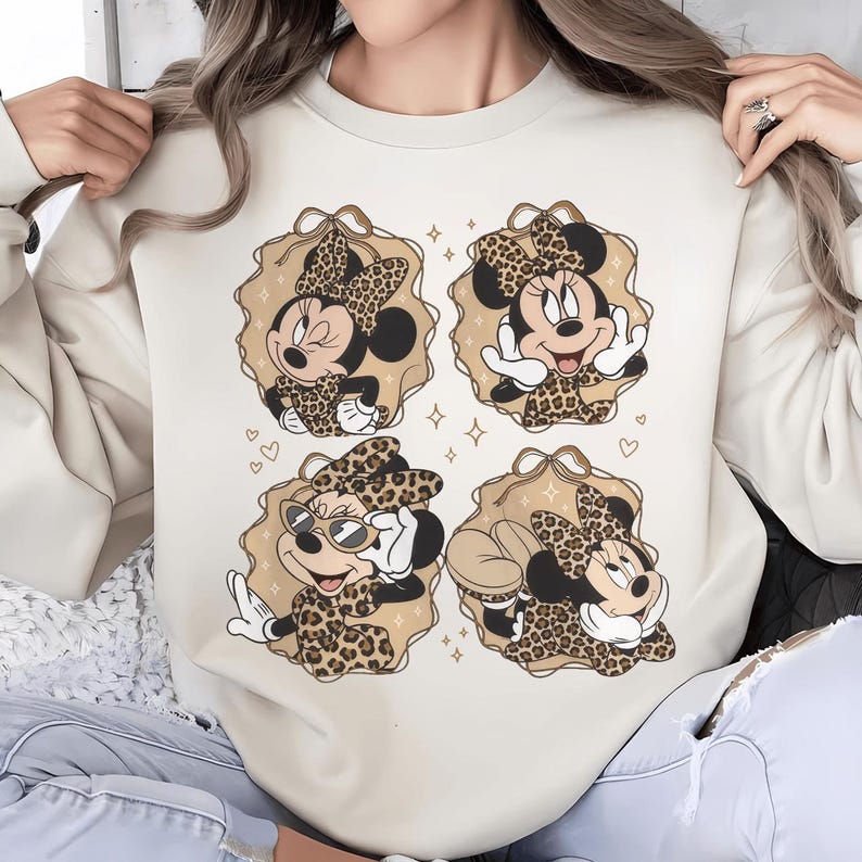 Op de afbeelding: Een set van drie keramische mokken met een gespikkelde, matte afwerking. Elke mok heeft een andere kleur: lichtblauw, cr&egrave;me en grijs. De mokken hebben een eenvoudig, modern ontwerp en een comfortabele handgreep.