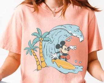 Mickey de verano PNG, Vacaciones Disney PNG, Playa, Diseño de Mickey surfeando, Verano Disney perfecto
