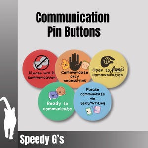 Può includere: Una collezione di cinque spille rotonde per la comunicazione. Ogni spilla presenta un design e un testo unici, tra cui "Please HOLD communication", "Communicate only necessities" e "Open to some communication".