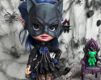 Muñeca Blythe única, estilo elfo oscuro gótico de fantasía con cabello azul, atuendo hecho a mano, máscara de gato, muñeca de arte personalizada.