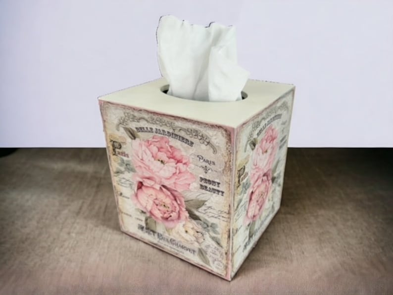 以下が含まれることがあります： ピンクのバラと「Belle Jardiniere, Paris, From Beauty,  My Hot Bouquet」というテキストが書かれた花柄の白いティッシュボックスカバーです。
