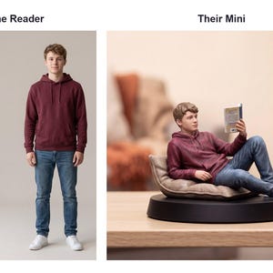Puede incluir: Una persona con sudadera con capucha granate y vaqueros azules está de pie a la izquierda. A la derecha, una figura en miniatura de la misma persona con sudadera granate y vaqueros azules descansa sobre un cojín beige en una base circular negra, leyendo un libro.