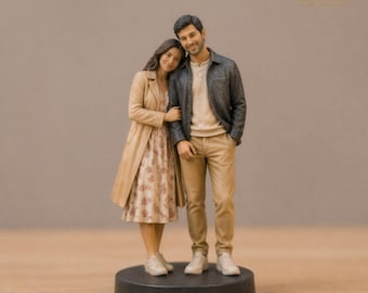 Könnte beinhalten: Eine individuelle 3D-Figur eines Paares, das zusammen auf einem runden Sockel steht. Die Person links trägt einen beigen Trenchcoat über einem Blumenkleid und weiße Sneaker. Die Person rechts trägt eine dunkle Jacke, ein beiges Oberteil, eine beigefarbene Hose und weiße Sneaker.