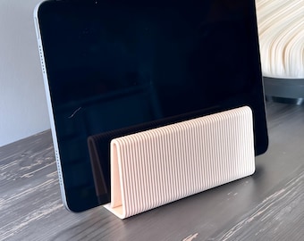 Minimalist Ribbed Laptop and Tablet Stand: Modern 3D Printed Vertical Dock, Workspace Organizer