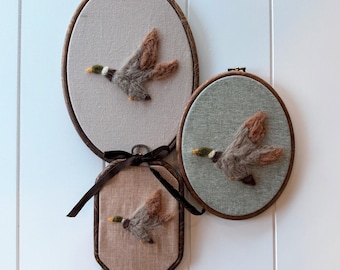 Nadelgefilzte Ente – Stickenstickerei Stickrahmen auf Leinen | Rustikales Cabochon Dekor | Fliegende Ente Nursery Art | Entenjäger