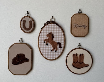 Set di decorazioni murali western per la cameretta: cavallo, stivali da cowboy, cappello e ferro di cavallo / Decorazioni western fatte a mano / Cameretta da cowboy/cowgirl / Quadri western