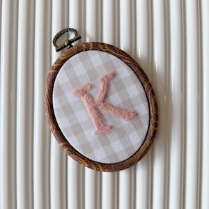 Personlig filtkonst med initialer | Anpassad monogram i barnkammarstil | Väggbonad med bokstäver i arv | Neutral babyrumsdekoration