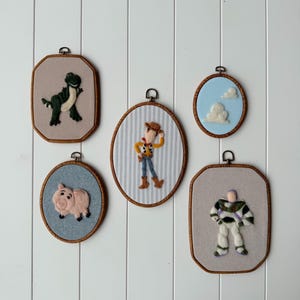 Handgemachte Nadel-Filz-Jungen Raum-Dekor | Nostalgische Kindheit Spielzeug inspiriert Wand Kunst Set | Cowboy, Space Ranger, Dinosaurier & Schweinecreolen