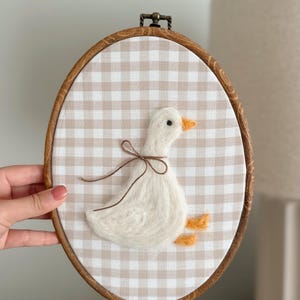 Felted Sitting Goose Nursery Wall Art – Handmade Needle Felt Embroidery Hoop – Heirloom Baby Room Décor