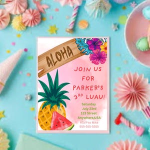 Könnte beinhalten: Eine rosa Einladung mit dem Wort "ALOHA" auf einem Holzschild, tropischen Blumen, einer Ananas und einer Wassermelonenscheibe. Die Einladung lautet "Feiern Sie mit uns Parkers 3. Luau!" mit Veranstaltungsdetails.