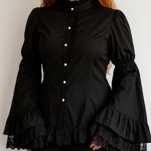 Gotycka bluzka z koronki w stylu wiktoriańskim z patchworkiem: szeroki top cosplay z rękawami