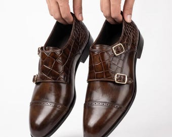 Sapato Oxford de couro marrom feito à mão com fivela dupla e biqueira arredondada, modelo Monk masculino sob medida.
