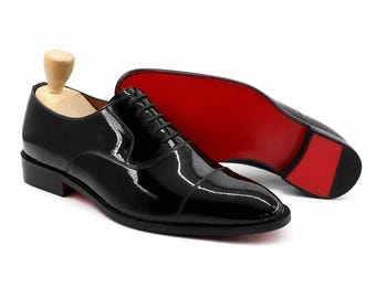 Sapatos Oxford Cris Loub em couro envernizado preto, feitos à mão, luxuosos, com sola vermelha.
