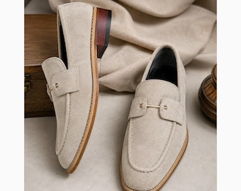 Handgjorda herrloafers i beige mocka med hästspett – snygga finskor för både vardags- och formellt bruk