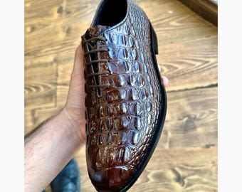 Chaussures Oxford marron à motif crocodile : Chaussures en cuir pleine fleur faites main pour hommes