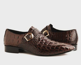 Chaussures habillées de luxe à enfiler pour hommes, en cuir marron façon alligator, faites à la main, avec une seule boucle.