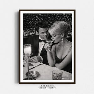Frau trinkt Martini Druck, luxuriöse schwarz weiße Wandkunst, alte Geldpaar Ästhetik, schicke Cocktail Fotografie, High End Wohnung Dekor