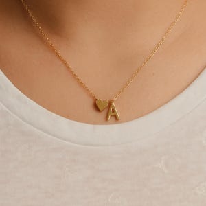 Collar con inicial personalizado: joyería de corazón de oro o plata para mujer. Un regalo sentimental, hecho a mano, estilo minimalista.