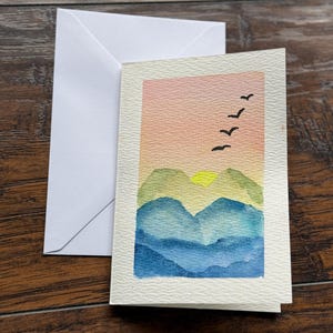 Cartão de felicitações feito à mão em aquarela com paisagem de montanha