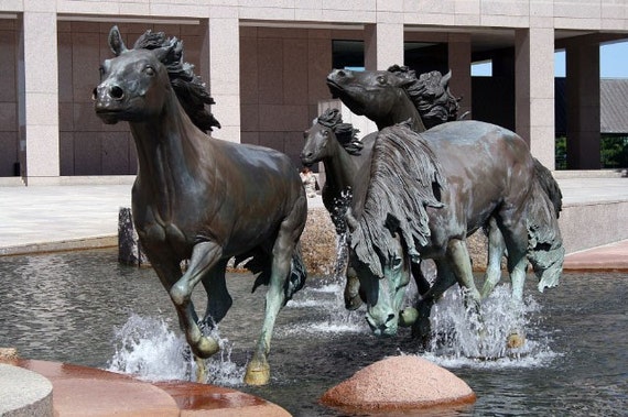 Mustang Brunnen Las Colinas Texas Druck Etsy