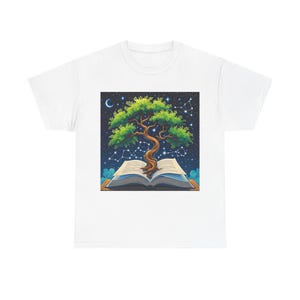 Enchanted Tree Tee: Ekologiczna koszulka, prezent dla miłośników natury, inspirująca koszulka, odzież dla miłośników książek, idealna na Dzień Ziemi