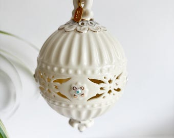 Adorno navideño Lenox Thank You de 2004 con detalles dorados.