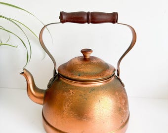 Tetera vintage Tagus de cobre y latón con mango de madera.