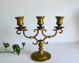 Candelabro vintage de latón de tres brazos / Candelabro con volutas ornamentadas / Decoración de mesa de latón macizo de mediados de siglo.
