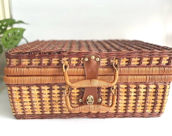 Classic Vintage Wicker Basket with Lid | Rustic Farmhouse Picnic or Storage Basket.