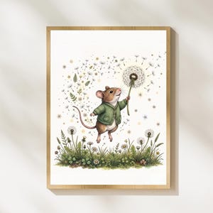 Pode incluir: Uma impressão de arte de parede emoldurada apresentando um rato castanho vestindo uma jaqueta verde, flutuando sobre um pedaço de grama verde e flores brancas. O rato segura uma flor de dente-de-leão branca, com sementes espalhadas pelo ar.