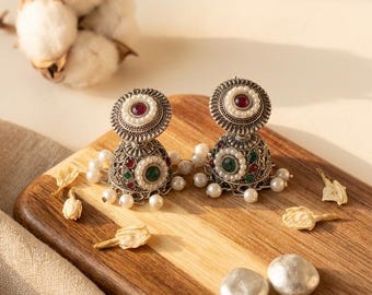 Pendientes Jhumka de plata oxidada con perlas, joyería llamativa de estilo bohemio indio.