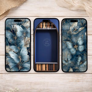 Pode incluir: Três smartphones exibindo papéis de parede digitais. As telas apresentam designs de borboletas e estantes em tons de azul, dourado e branco. A hora e a data são visíveis em cada tela. O telefone do meio tem o texto "Designed by Vibe Story".
