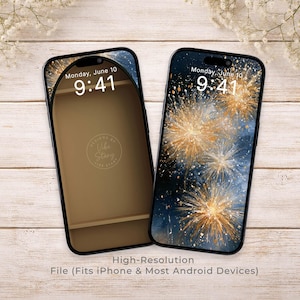 Op de afbeelding: Twee smartphones met digitale achtergrondontwerpen. Het linkerscherm toont een effen beige boog met de tekst Designs by Vibe Story. Het rechterscherm heeft een donkerblauwe achtergrond met gouden vuurwerkpatronen. Beide schermen tonen 9:41.