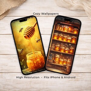 Pode incluir: Dois smartphones exibindo papéis de parede aconchegantes com tema de mel. Um mostra mel pingando de um pegador em um pote com abelhas, o outro uma prateleira de potes de mel. O texto diz "Cozy Wallpapers" e "High Resolution - Fits iPhone & Android."
