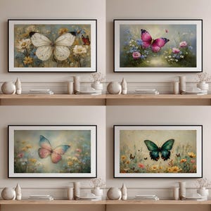 Pode incluir: Um conjunto de quatro quadros de parede emoldurados, cada um apresentando uma grande borboleta como tema central rodeada por várias flores silvestres em cores suaves e pictóricas. As borboletas são brancas, rosas, azul-rosadas e verde-escuras.